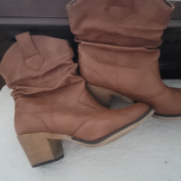 Boots - Picture 4 of 6